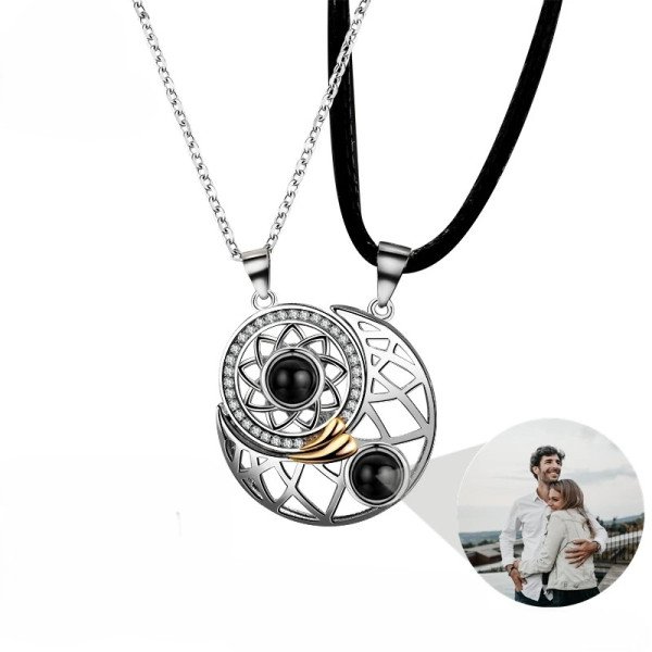 Personalisierte Projektionskette „Mond & Sonne“ aus Silber – Halskette mit eigenem Foto im Anhänger