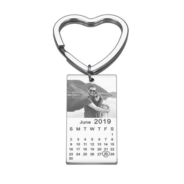 Personalisierter Schlüsselanhänger mit Datum- und Fotogravur